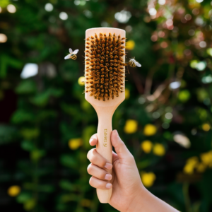 Read more about the article Choosing the Perfect Beekeeper Brush – 6 Proven Tips